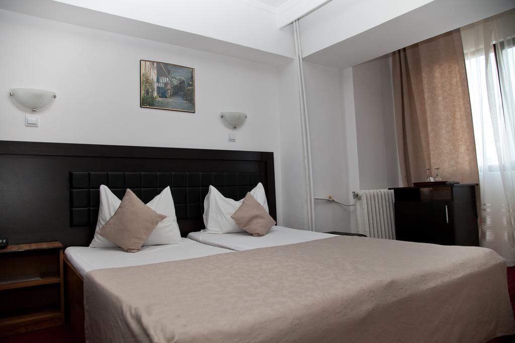 Hotel Metropol Piteşti Chambre photo